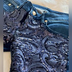 Sequins dark jeans one side.